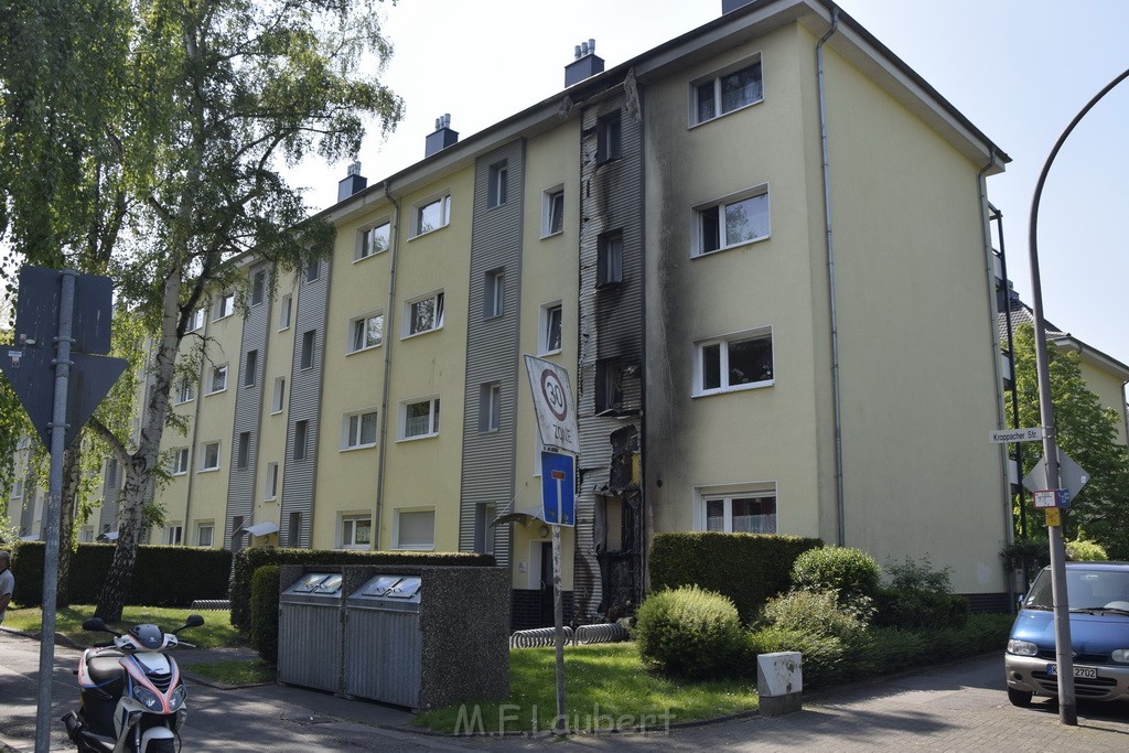 Rollerbrand dann Feuer 1 Fassadenbrand Koeln Gremberg Kroppergasse P58.JPG - Miklos Laubert